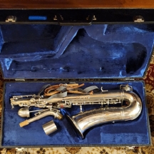 סקסופון עשוי מתכת בקופסה מקורית