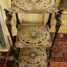 מעמד מתכת להצגת חפצי נוי עשוי פליז מעוטר בדגם אשכולות ענבים