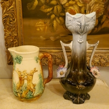 שני חפצי מג'וליקה עתיקים - אגרטל אר נובו וקנקן מהמאה ה19