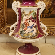 אגרטל איטלקי מתוצרת קפודימונטה עשוי חרסינה מעוטרת בצביעת יד, חתום