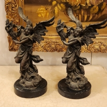 זוג פסלי ברונזה בדמות מלאכים, בסיסים עגולים עשויים שיש שחור