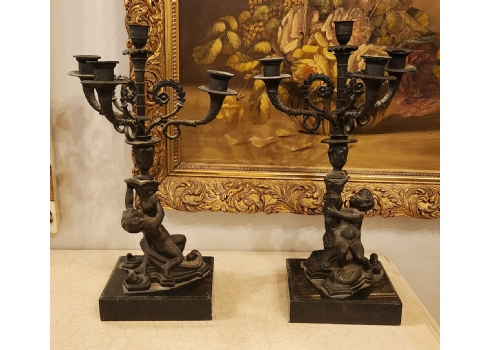 זוג פמוטים עשויים ברונזה ושיש שחור, כל פמוט לארבע נרות, מעוטרים בדמויות ילדים