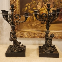 זוג פמוטים עשויים ברונזה ושיש שחור, כל פמוט לארבע נרות, מעוטרים בדמויות ילדים