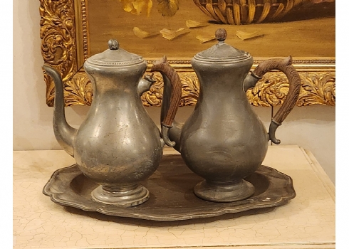 3 כלי פיוטר הכוללים מגש ושני קומקומים, חתומים