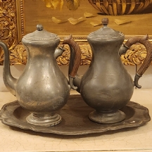 3 כלי פיוטר הכוללים מגש ושני קומקומים, חתומים