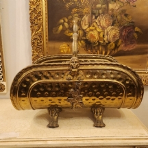 מעמד רצפה לעיתונים, בעבר שימש כמעמד לבולי עץ ליד הפח