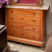 שידת מגרות עשוייה עץ ומשטח עליון משיש