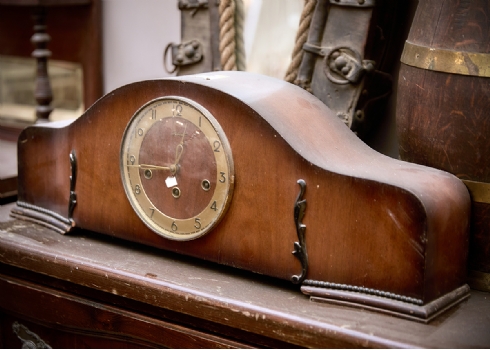 שעון שולחני עשוי עץ 1930-1940 בקרוב