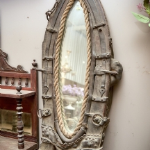 מראת קיר עשויה עץ, מראה, חבל ועור עם עיטורי ברזל