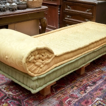 שזלונג עשוי עץ וריפוד בד