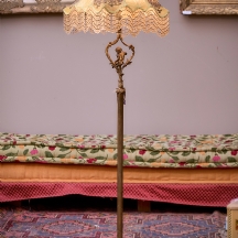 מנורת רצפה עשויה מתכת ואהיל בד מעוטר גדילים