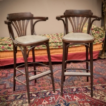 זוג כסאות בר עשויים עץ וריפוד דמוי עור