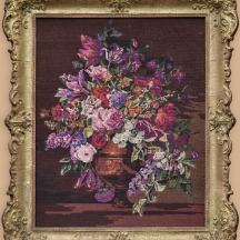 פרחים בכד, גובלן ממסוגר במסגרת מרשימה ונאה