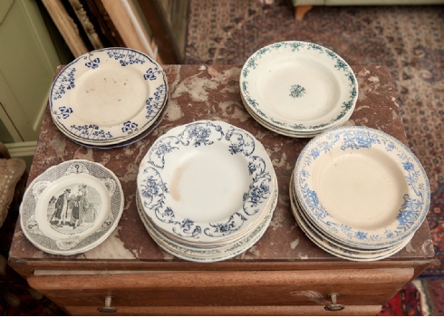 לוט של 23 צלחות חרסינה חלקן עתיקות, דגמים ויצרנים שונים