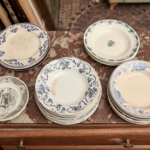 לוט של 23 צלחות חרסינה חלקן עתיקות, דגמים ויצרנים שונים