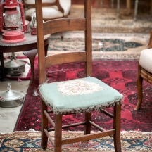 כסא תפילה אנגלי עתיק ויקטוריאני עשוי עץ וריפוד גובלן