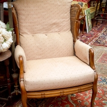 זוג כורסאות עשויות עץ בקליעת קש וינאית, ריפוד בד