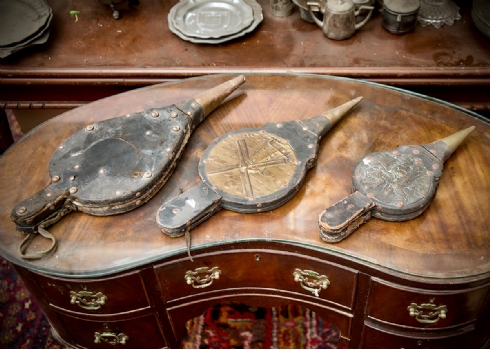 3 מפוחים עתיקים עשויים עץ, עור ומתכת