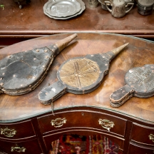 3 מפוחים עתיקים עשויים עץ, עור ומתכת