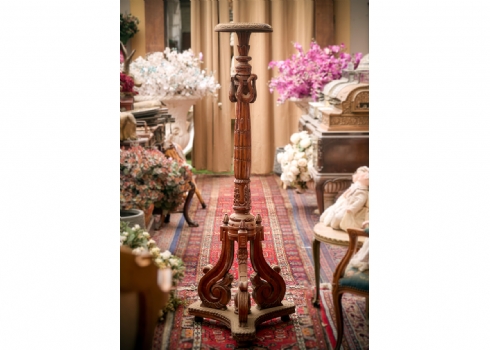 עמוד תצוגה בסגנון עתיק עשוי עץ מגולף בעבודת יד