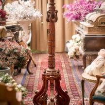 עמוד תצוגה בסגנון עתיק עשוי עץ מגולף בעבודת יד