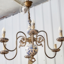 נברשת תקרה הולנדית בסגנון הברוק עשוייה נחושת והתקני חרסינת דלפט מצויירים ביד
