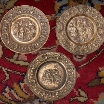 3 צלחות נוי לתלייה על הקיר עשויות נחושת דגמים שונים, מעוטרות בתבליטים