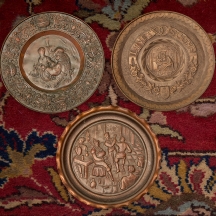 3 צלחות נוי לתלייה על הקיר עשויות נחושת דגמים שונים, מעוטרות בתבליטים