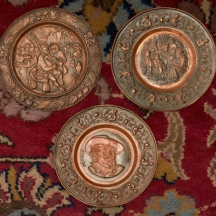 3 צלחות נוי לתלייה על הקיר עשויות נחושת דגמים שונים, מעוטרות בתבליטים