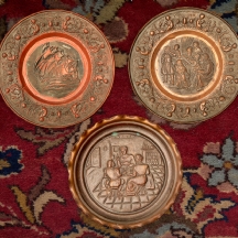 3 צלחות נוי לתלייה על הקיר עשויות נחושת דגמים שונים, מעוטרות בתבליטים