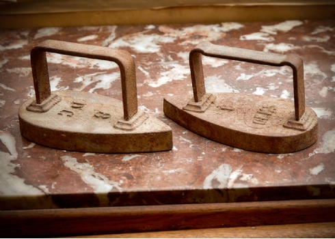 2 מגהצים עתיקים עשויים ברזל יצוק