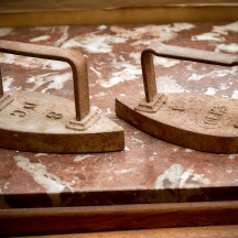 2 מגהצים עתיקים עשויים ברזל יצוק