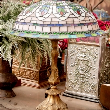 מנורה שולחנית בסגנון טיפני עשויה מתכת ואהיל ויטראז