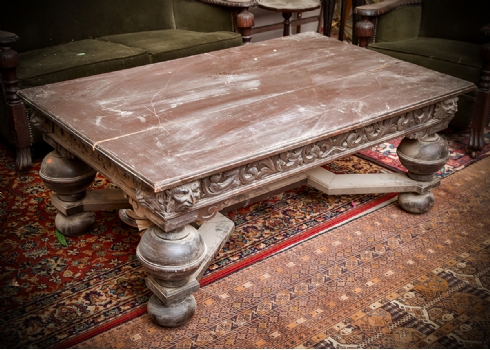 שולחן סלוני עתיק מהמאה ה19 עשוי עץ מגולף בעבודת יד בסגנון הנאו רנסאנס