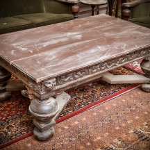 שולחן סלוני עתיק מהמאה ה19 עשוי עץ מגולף בעבודת יד בסגנון הנאו רנסאנס