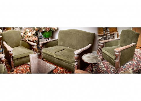 סט ישיבה סלוני עתיק הכולל ספה דו מושבית ושתי כורסאות תואמות