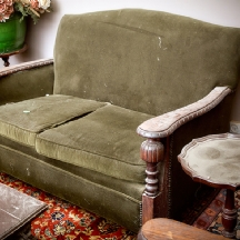 סט ישיבה סלוני עתיק הכולל ספה דו מושבית ושתי כורסאות תואמות