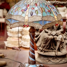 מנורה שולחנית בסגנון טיפני, הבסיס עשוי חומר יצוק, אהיל ויטראז עשוי זכוכית