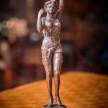 פסל ברונזה בדמות נערה רוקדת בהלבשה תחתונה פטינה חומה ובסיס שיש עגול שחור