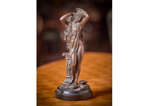 פסל ברונזה בדמות וונוס עולה מהרחצה, פטינה חומה כהה