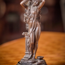 פסל ברונזה בדמות וונוס עולה מהרחצה, פטינה חומה כהה