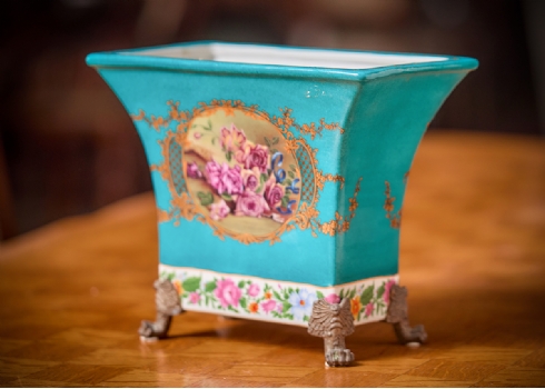 כלי נוי בסגנון עתיק עשוי חרסינה מעוטרת בהדפס שושנים על רקע בגוון טורקיז