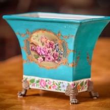 כלי נוי בסגנון עתיק עשוי חרסינה מעוטרת בהדפס שושנים על רקע בגוון טורקיז