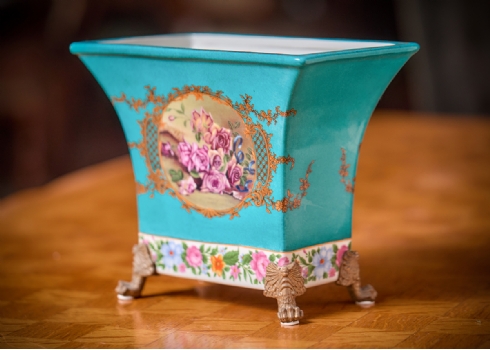כלי נוי בסגנון עתיק עשוי חרסינה מעוטרת בהדפס שושנים על רקע בגוון טורקיז