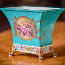 כלי נוי בסגנון עתיק עשוי חרסינה מעוטרת בהדפס שושנים על רקע בגוון טורקיז