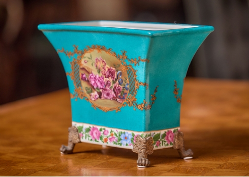 כלי נוי בסגנון עתיק עשוי חרסינה מעוטרת בהדפס שושנים על רקע בגוון טורקיז