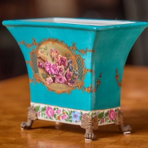 כלי נוי בסגנון עתיק עשוי חרסינה מעוטרת בהדפס שושנים על רקע בגוון טורקיז