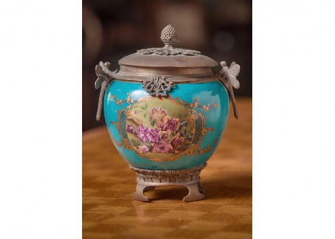 כלי נוי בסגנון עתיק עשוי חרסינה מעוטרת בהדפס שושנים על רקע בגוון טורקיז