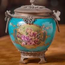 כלי נוי בסגנון עתיק עשוי חרסינה מעוטרת בהדפס שושנים על רקע בגוון טורקיז