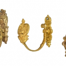 לוט של שלושה מתלים למעילים עשויים מתכת מצופה זהב